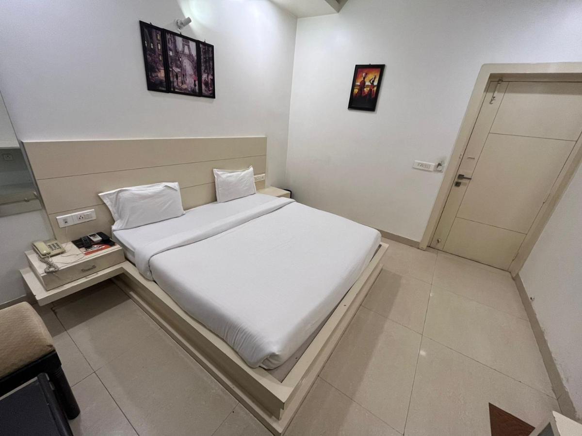 Hotel Sahib'S Red Carpet - Family & Corporate Hotel Chain Agra  Exteriör bild