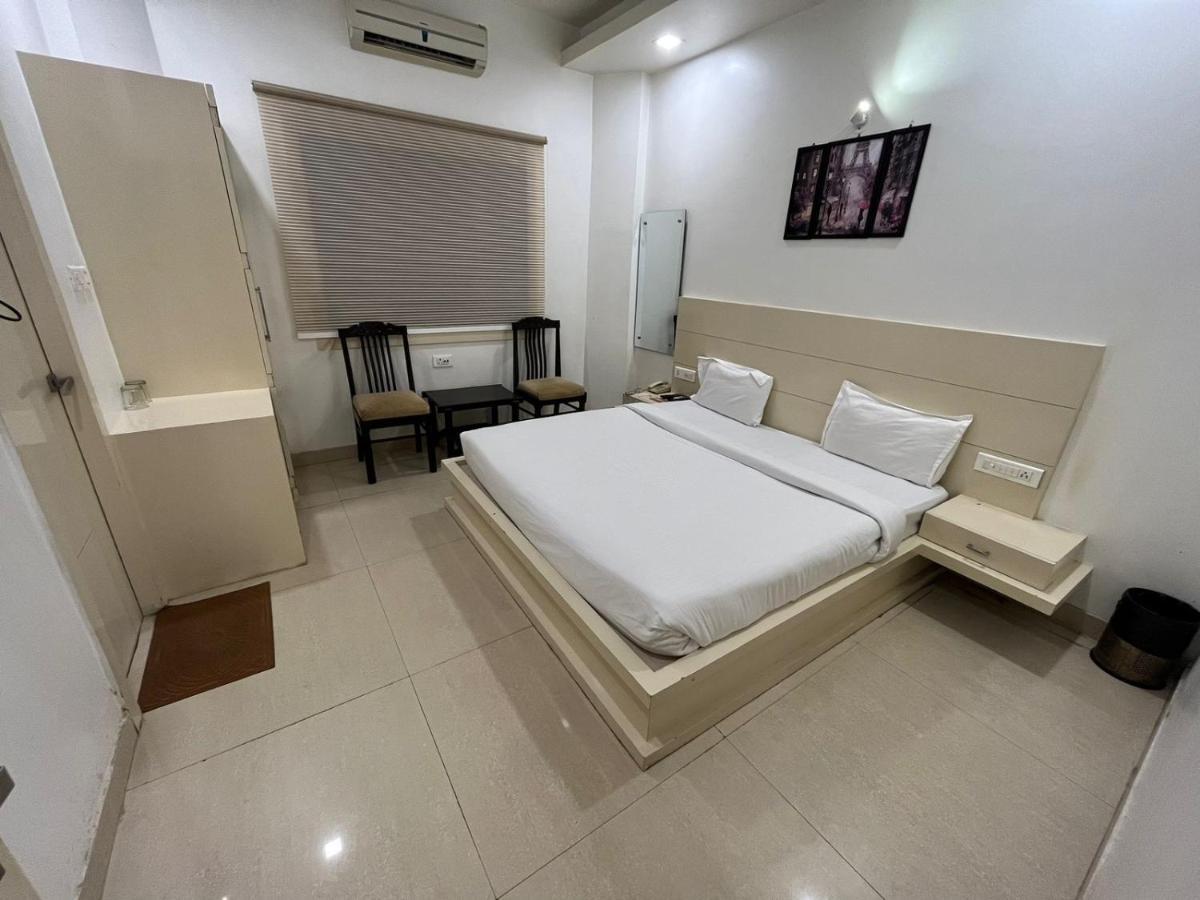 Hotel Sahib'S Red Carpet - Family & Corporate Hotel Chain Agra  Exteriör bild