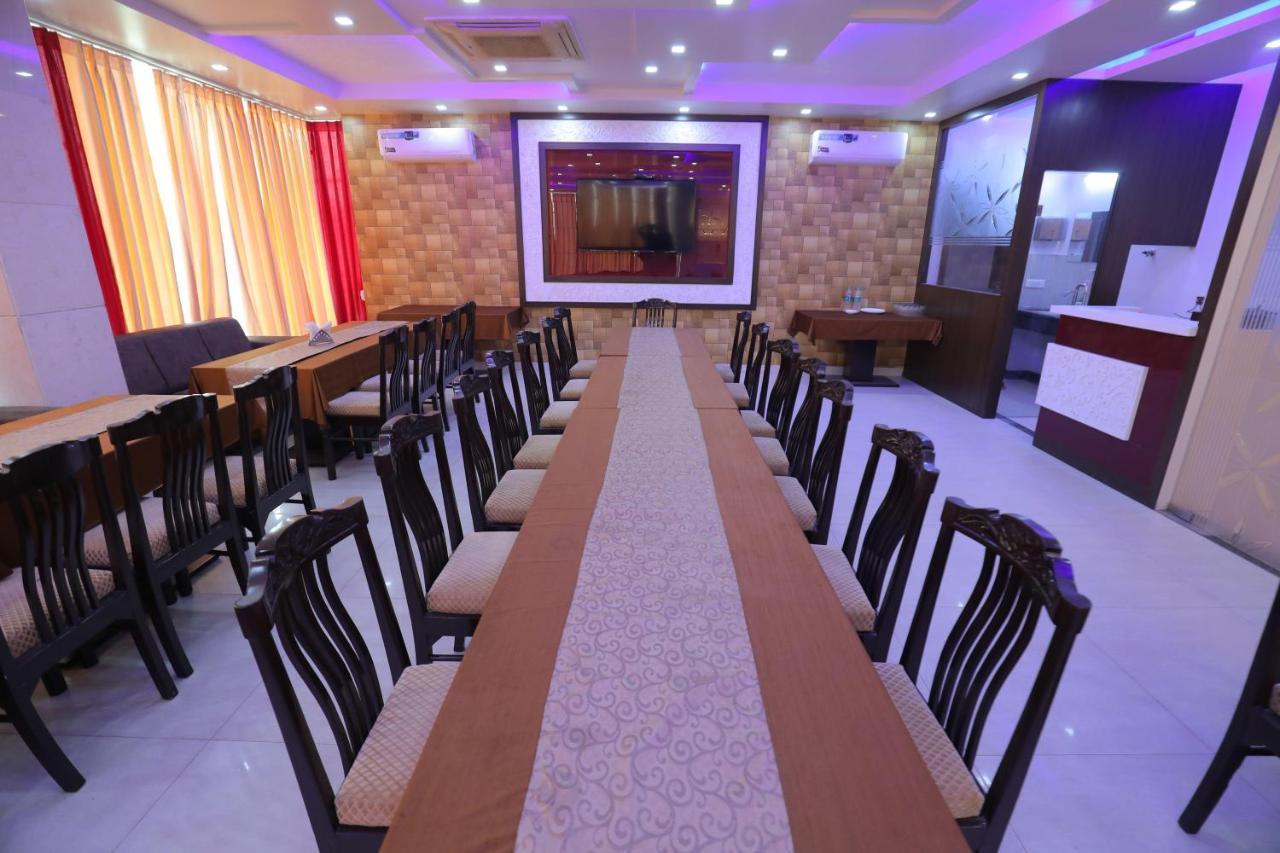 Hotel Sahib'S Red Carpet - Family & Corporate Hotel Chain Agra  Exteriör bild