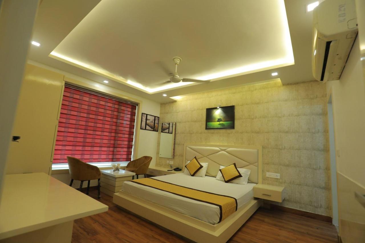 Hotel Sahib'S Red Carpet - Family & Corporate Hotel Chain Agra  Exteriör bild