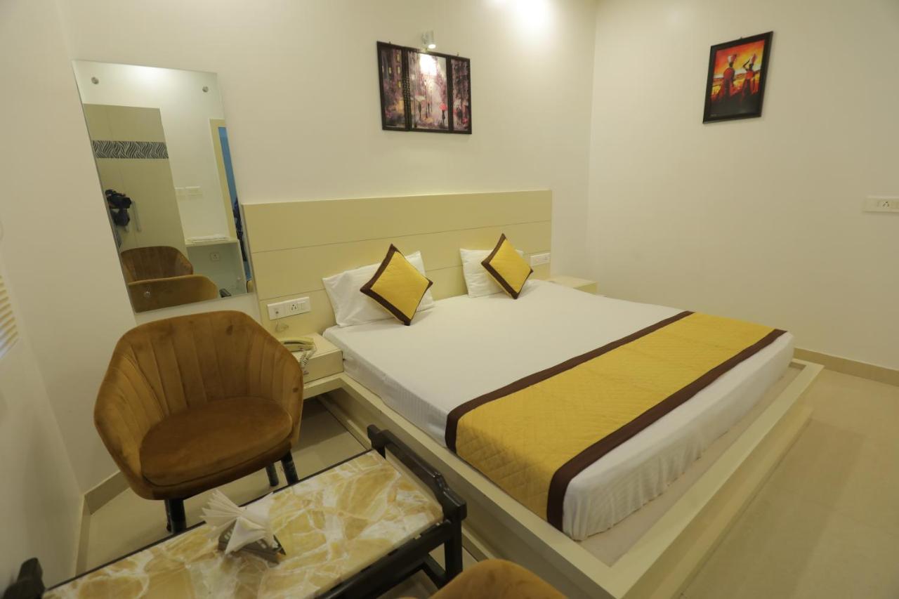 Hotel Sahib'S Red Carpet - Family & Corporate Hotel Chain Agra  Exteriör bild
