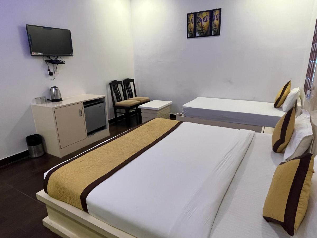 Hotel Sahib'S Red Carpet - Family & Corporate Hotel Chain Agra  Exteriör bild
